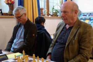 Zwei Spieler sitzen sich an ihrer Partie gegenüber